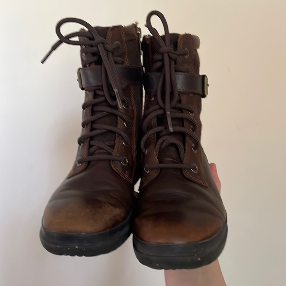 UGG Combat hiking boots brown leather Lace-up & zipper Size 6.5.Smoke + pet free